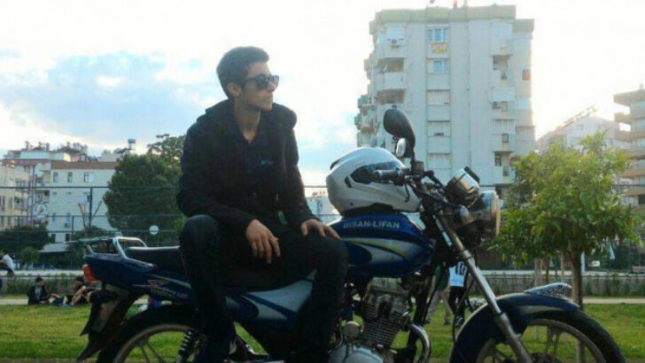 Motosikletli genç önce aydınlatma direğine çarptı sonra kaldırıma savruldu: 1 ölü