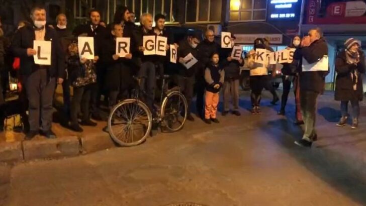 Mahalleli mumlarıyla sokağa çıkıp elektrik faturalarını protesto etti