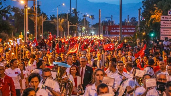 Antalya’da binlerce kişi fener alayında yürüdü