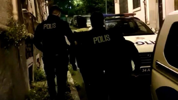 Beyoğlu’ndaki sloganlar polisi harekete geçirdi