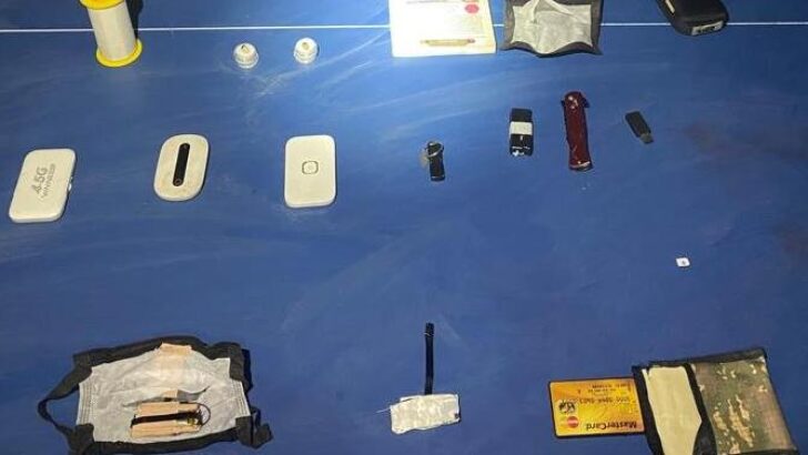 Cerrahi maske içinde kopya düzeneği bulundu