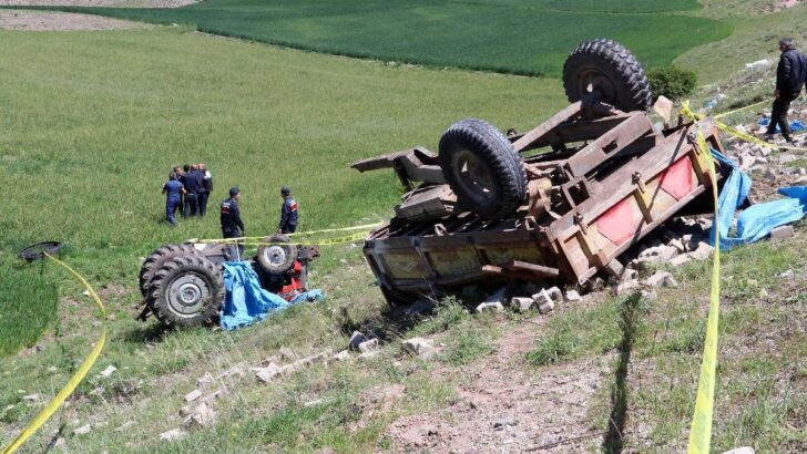 Devrilen traktörünün altında kalıp öldü
