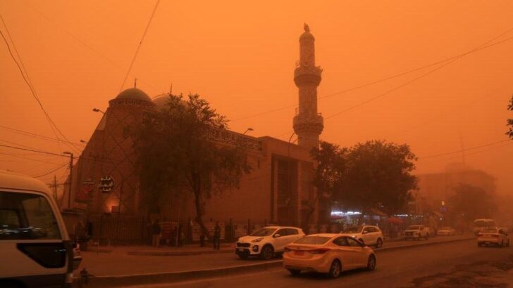 Irak’taki kum fırtınası nedeniyle 400’den fazla kişi hastaneye kaldırıldı