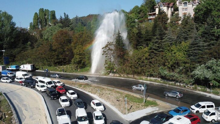 İstanbul’da su borusu patladı: Yollar göle döndü