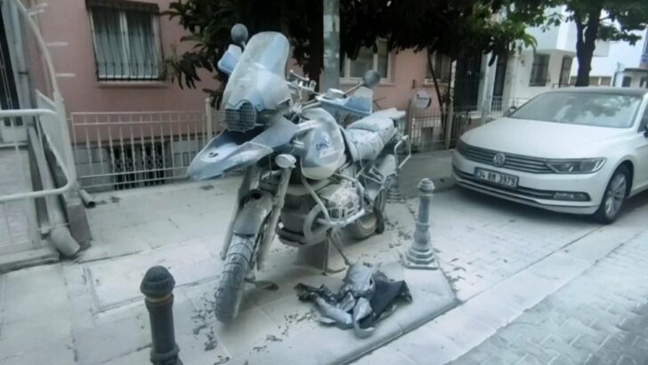 Kadıköy’de park halindeki 3 araç kundaklandı