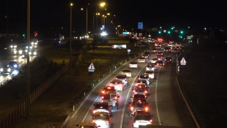 ‘Kilit kavşak’ta trafik yoğunluğu: Tatilcilerin dönüş yolculuğu sürüyor