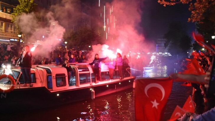 Porsuk Çayı’nda fener alayı