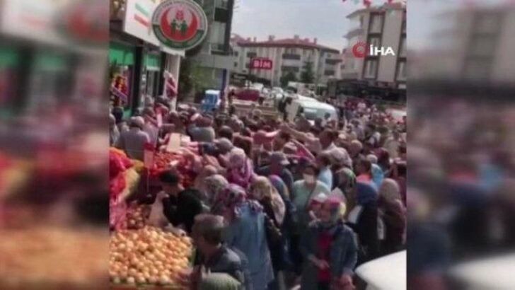 İndirimli şeker alabilmek için vatandaşlar birbirini ezdi