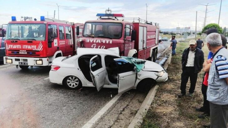 İtfaiye aracı ile otomobil çarpıştı: 3 ölü