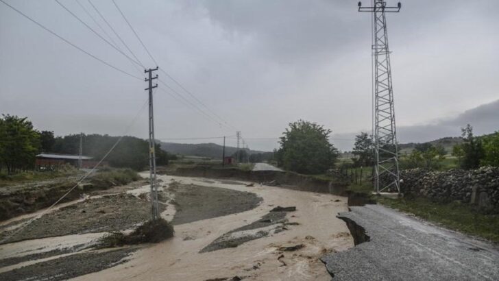 Kastamonu’da sağanakta yollar çöktü