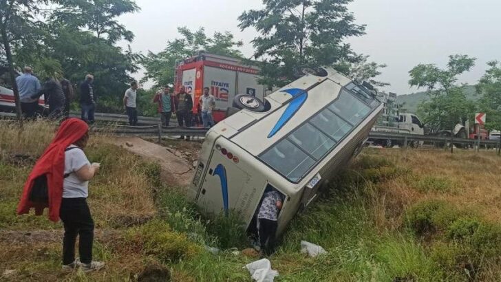 Kocaeli’de tur midibüsü devrildi: 17 yaralı