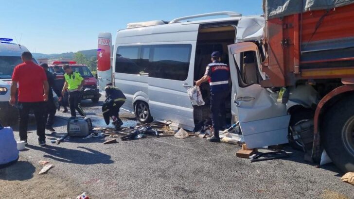 Öğrenci servisi kamyona çarptı çok sayıda yaralı var