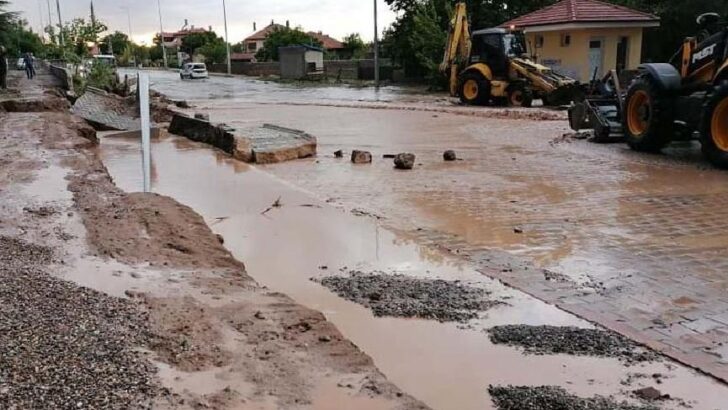 Sağanak vurdu; Dere taştı, evleri su bastı