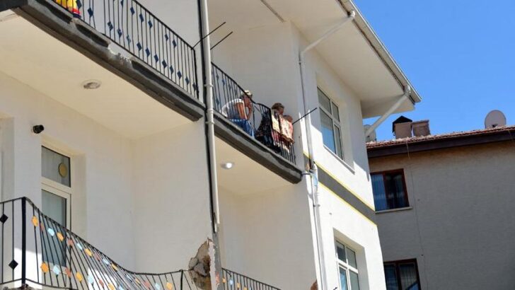 Ankara’da minarenin üzerine devrildiği binadaki 6 daire de hasar görmüş