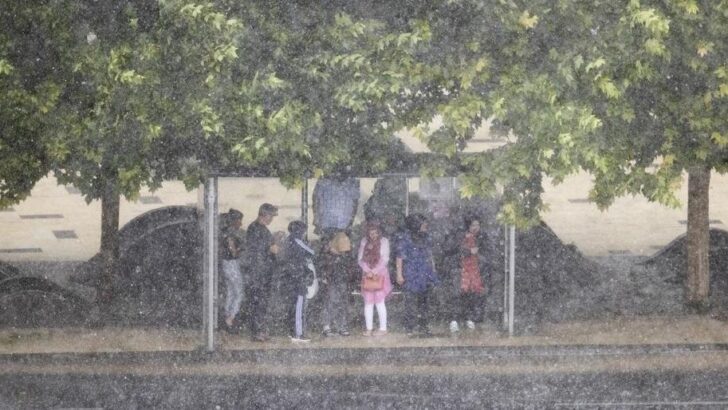 Ankara’yı fırtına ve sağanak vurdu