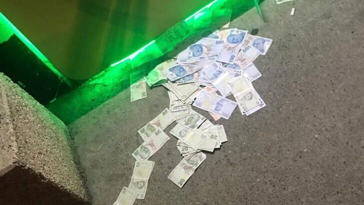 ATM’ye yüklenen fazla para yola saçıldı