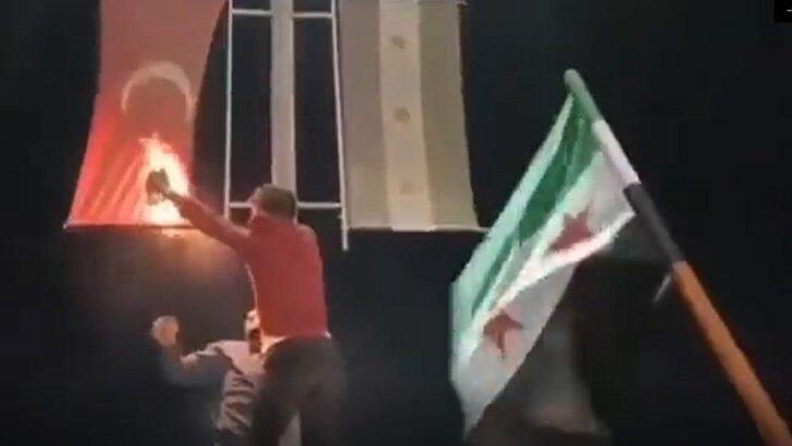 Azez’de Türk bayrağını yakmaya çalışan 2 kişi yakalandı