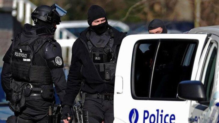 Brüksel’de minibüs kafede oturanlara çarptı