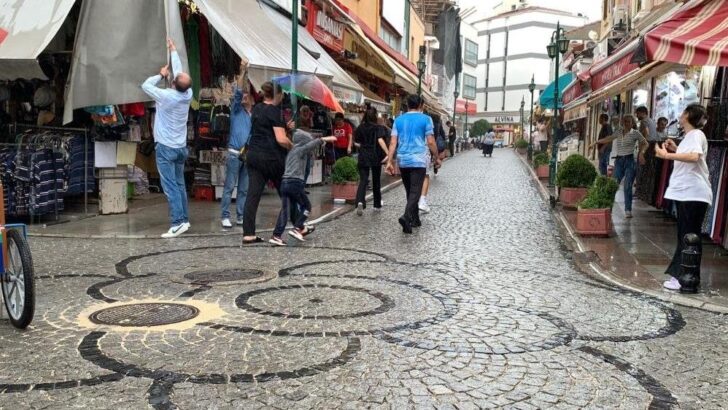 Eskişehir’de şiddetli yağış hayatı felç etti