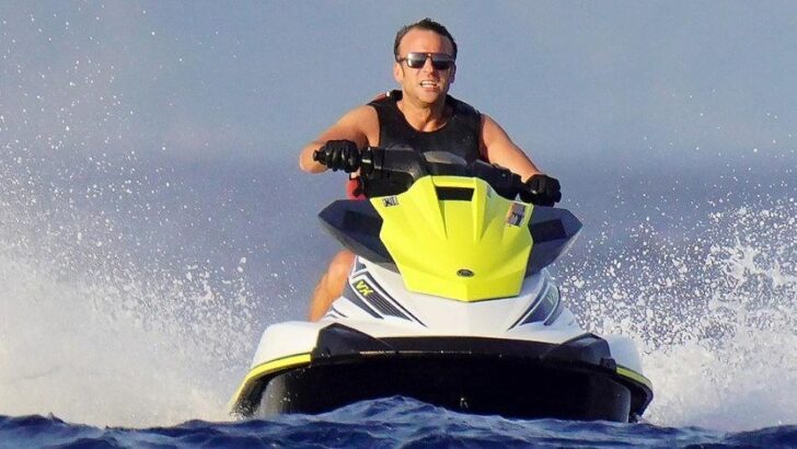 Fransa’da çevreci vekillerden jetski kullanan Macron’a tepki