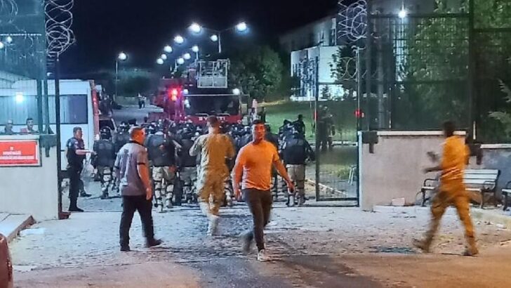 Geri Gönderme Merkezi’nde yangın çıkaran 20 kaçak tutuklandı