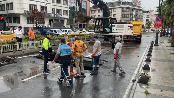 İETT otobüsü geçerken yol çöktü