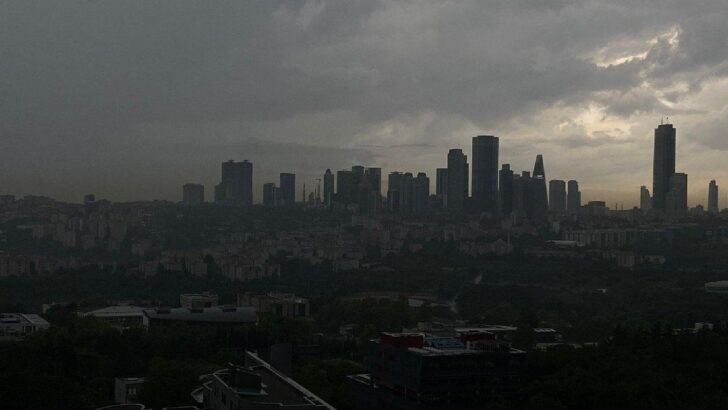 İstanbul karardı