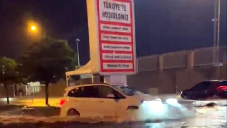 Kapıkule’de, sağanakta araçlar su içinde kaldı