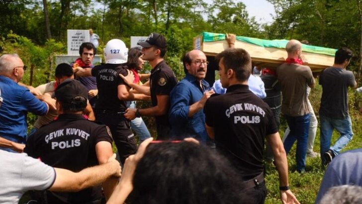 Mezarlıktaki gösteriye polis müdahale etti: 9 gözaltı
