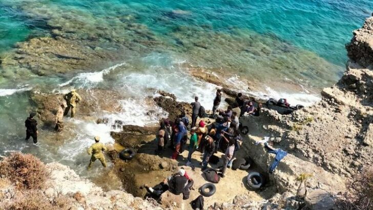 MSB: Kıyıya vuran bottan 47 göçmen kurtarıldı