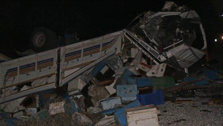Muğla’da kamyonla otomobil çarpıştı: 4 ölü, 3 yaralı