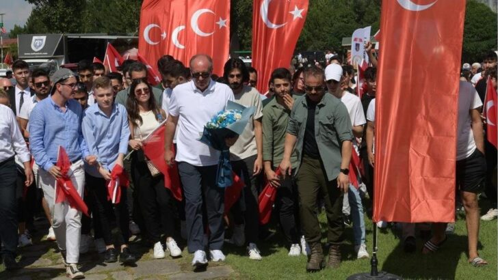 Muharrem İnce şehitliği ziyaret etti, saygı yürüyüşüne katıldı
