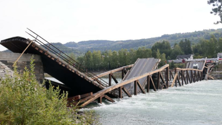 Norveç’te ahşap köprü çöktü, nehirde can pazarı yaşandı