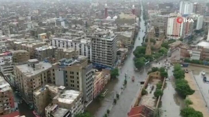 Pakistan’daki sellerde can kaybı 900’ü geçti