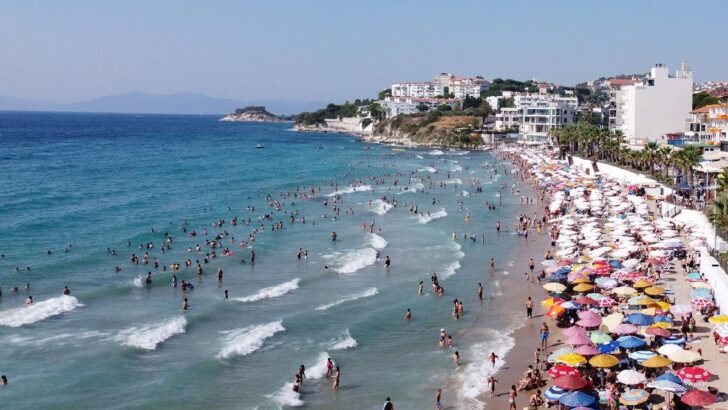 Sıcaklık arttı, plajlar dolup taştı