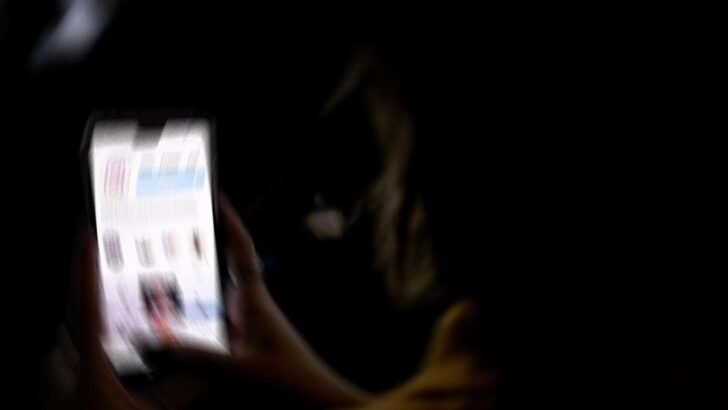 Sosyal medya paylaşımlarına kızdığı eşini genital bölgesinden vurdu