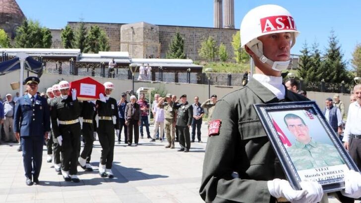 Sözleşmeli er, izinde kalp krizinden yaşamını yitirdi