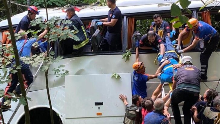Tur otobüsü şarampole devrildi, ölü ve yaralılar var