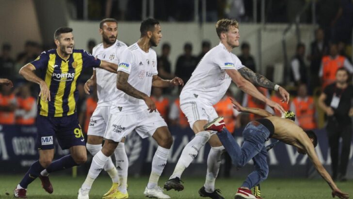Ankaragücü taraftarının saldırdığı Cenk Tosun: Bana yumruk atacak, ben izleyeceğim!