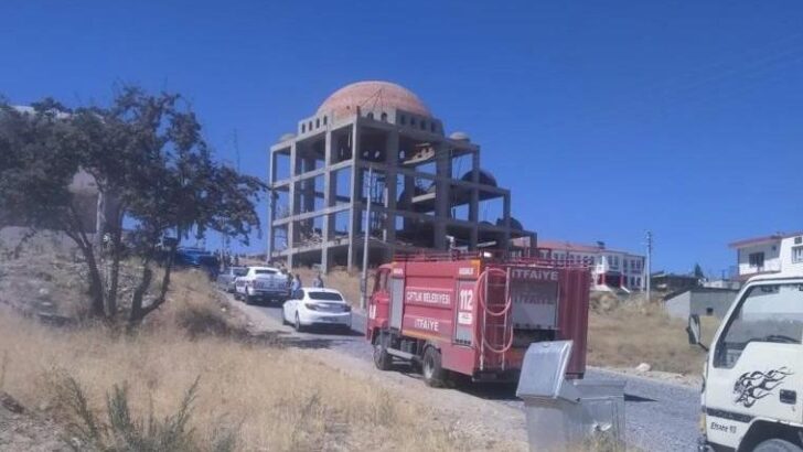 Cami inşaatında kubbe iskelesi çöktü: 1’i ağır 4 işçi yaralı