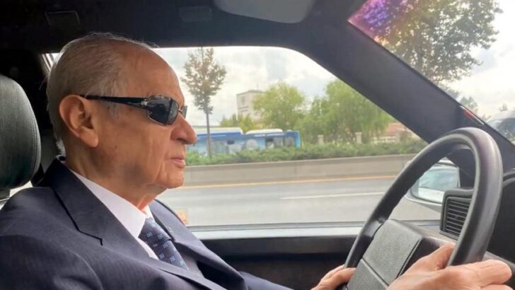 Devlet Bahçeli klasik otomobiliyle Ankara turu attı