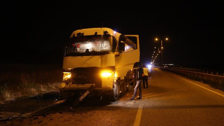 Edirne’de 2 tırın çarpıştığı kazada sürücü yaralandı