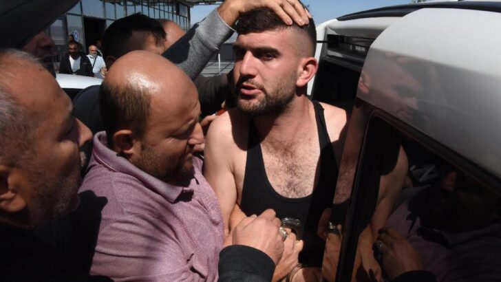 Ev basan baba ve oğulları akrabalarını öldürdü
