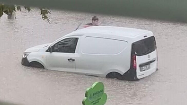 İstanbul’da sağanak başladı, araçlar mahsur kaldı