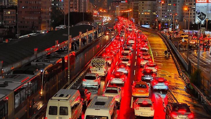 İstanbul’da yağmur trafiği felç etti