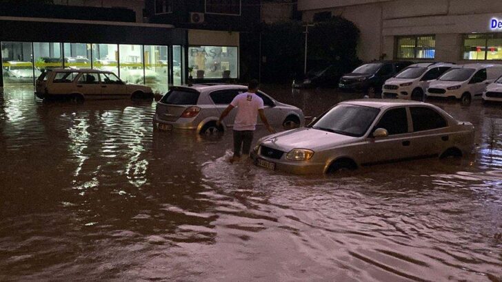 Osmaniye’de sağanak nedeniyle ev ve iş yerlerini su bastı