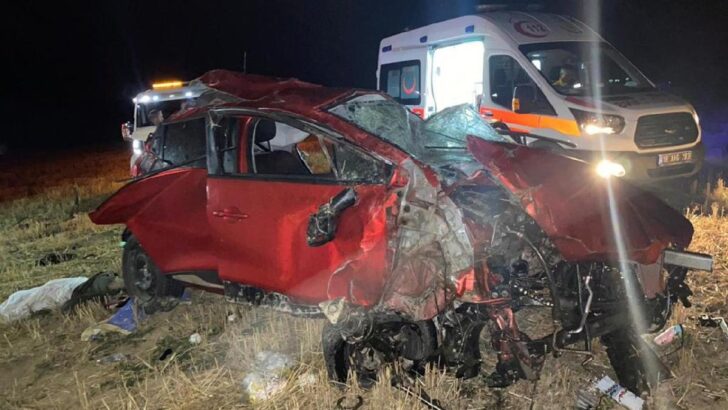 Şarampole devrilen otomobildeki 3 kişi öldü, 2 kişi yaralandı