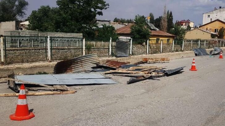 Sivas’ta fırtına; çatı uçtu, araçlar hasar gördü