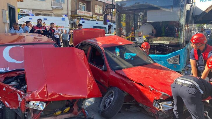 Sivas’ta halk otobüsü 4 araç ile büfeye çarptı: 7 yaralı