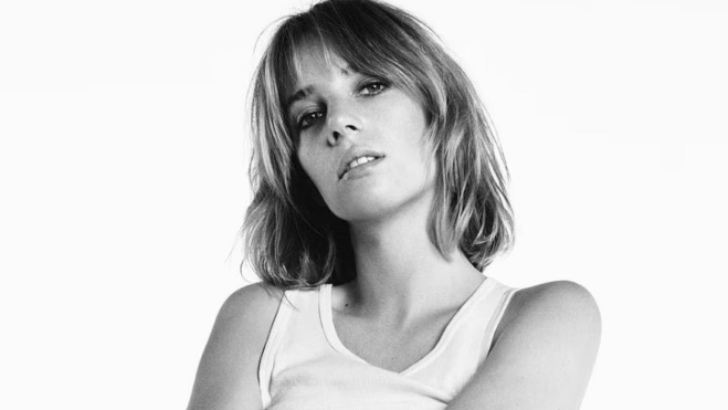 Stranger Things yıldızı Maya Hawke iç çamaşırı markası için kamera karşısına geçti